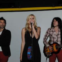 Cécile Cassel et son groupe Hollysiz lors de la soirée organisée au Derrière, à Paris, le vendredi 30 septembre 2011.