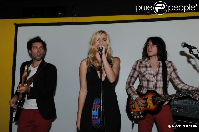 Cécile Cassel et son groupe Hollysiz lors de la soirée organisée au Derrière, à Paris, le vendredi 30 septembre 2011.