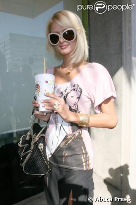 Paris Hilton sirote un cocktail