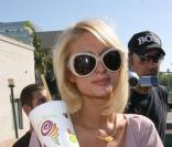 Paris Hilton sirote un cocktail
