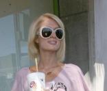 Paris Hilton sirote un cocktail