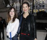 Lou Lesage et Alice Taglioni au défilé Yves Saint Laurent lors de la Fashion Week parisienne le 3 octobre 2011