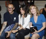 Terry Richardson, Emmanuelle Alt et Emmanuelle Seigner au défilé Yves Saint Laurent lors de la Fashion Week parisienne le 3 octobre 2011