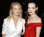 Mélanie Thierry et Roxane Mesquida au défilé Yves Saint Laurent lors de la Fashion Week parisienne le 3 octobre 2011