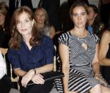 Isabelle Huppert et Vahina Giocante au défilé Yves Saint Laurent lors de la Fashion Week parisienne le 3 octobre 2011