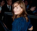 Isabelle Huppert au défilé printemps-été 2012 d'Yves Saint Laurent lors de la Fashion Week parisienne le 3 octobre 2011