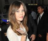 Lou Lesage arrive au défilé Yves Saint Laurent lors de la Fashion Week parisienne le 3 octobre 2011