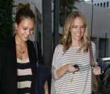 Jessica Alba et une amie lors d'une balade à Los Angeles le 03 octobre 2011