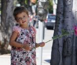 Jessica Alba et sa fille Honor lors d'une balade à Los Angeles le 03 octobre 2011