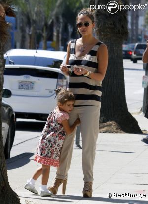 Jessica Alba et sa fille Honor lors d'une balade à Los Angeles le 03 octobre 2011