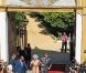  La sortie du palais andalou de Las Duenas... 
 Cayetana Fitz-James Stuart, duchesse d'Albe, a convolé en troisièmes noces mercredi 5 octobre 2011 : âgée de 85 ans, la plus folklo des aristo espagnoles a épousé Alfonso Diez Carabantes, un fonctionnaire de 24 ans son cadet, à Séville. 