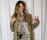 Gisele Bündchen défile pour Givenchy, en coulisse, elle est déchaînée aux côtés de Naomi Campbell et Riccardo Tisci. Paris, 2 octobre 2011