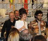 Charlotte Le Bon a joué les speakerines déjantées pour le défilé de Jean-Paul Gaultier ! Paris, 1er octobre 2011