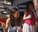 Pendant que Tom Cruise travaille, Katie Holmes et Suri l\'admirent sur le tournage de One Shot à Pittsburgh le 6 octobre 2011