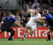  Wilkinson s'arrache pour prendre l'intervalle entre Servat et Poux. 
 Le XV de France a su se transcender et retrouver les valeurs du combat pour dominer (19-12) le XV de la Rose le 8 octobre 2011 et accéder aux demi-finales du Mondial de rugby 2011. 