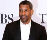 Denzel Washington recevait en juin 2010 un Tony Award pour son rôle dans la pièce  Fences . En octobre 2011, la star a fait honneur à son amour et sa vocation première pour le théâtre en faisant un don de 2,25 millions de dollars à l'université où tout commença pour lui...