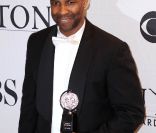 Denzel Washington recevait en 2010 un Tony Award pour son rôle dans la pièce  Fences . En octobre 2011, la star a fait honneur à son amour et sa vocation première pour le théâtre en faisant un don de 2,25 millions de dollars à l'université où tout commença pour lui...