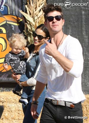 Robin Thicke, Paula Patton et leur fils Julian au Mr Bones Pumpkin Patch, à Los Angeles, le 9 octobre 2011.