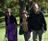 Barack Obama, sa femme Michelle et sa belle-mère Marian Robinson revenant d\'un weekend à Camp David le 9 octobre 2011 à Washington<br />