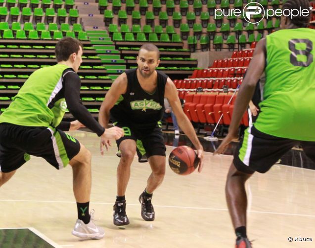 Tony Parker pour son premier entraînement le 10 octobre 2011 à l'Astroballe de Villeurbanne