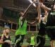 Tony Parker regarde d'un oeil averti les jeunes pousses de l'ASVEL le 10 octobre 2011 à l'Astroballe de Villeurbanne