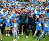 Michelle Obama sportive devant la Maison Blanche à Washington, participe au grand rassemblement sportif de sauts pour entrer dans les Guiness des records. Le 11 octobre 2011