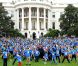 Michelle Obama devant la Maison Blanche à Washington, participe au grand rassemblement sportif de sauts pour entrer dans les Guinness des records. Le 11 octobre 2011
