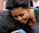 Michelle Obama distibue quelques câlins devant la Maison Blanche à Washington, pour le rassemblement sportif de sauts organisé le 11 octobre 2011