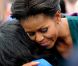 Michelle Obama distibue quelques câlins devant la Maison Blanche à Washington, pour le rassemblement sportif de sauts organisé le 11 octobre 2011