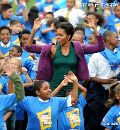 Michelle Obama devant la Maison Blanche à Washington, participe au grand rassemblement sportif de sauts pour entrer dans les Guinness des records. Le 11 octobre 2011
