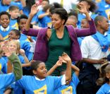 Michelle Obama devant la Maison Blanche à Washington, participe au grand rassemblement sportif de sauts pour entrer dans les Guinness des records. Le 11 octobre 2011