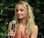 Nicole Richie adepte des looks fleuris donne le ton cette saison 