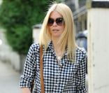 Claudia Schiffer brille dans un look casual. Jean flare, chemise à carreaux, on valide !<br />