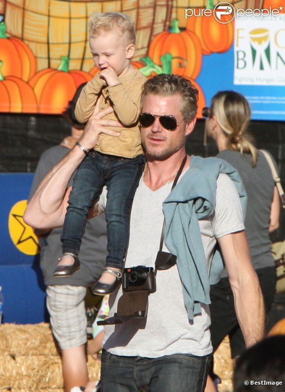 Eric Dane a tout d'un papa poule avec Billie. Los Angeles, 16 octobre 2011