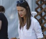 Alessandra Ambrosio et son compagnon ont emmené leur fille Anja acheter des citrouilles pour Halloween. Los angeles, 17 octobre 2011
