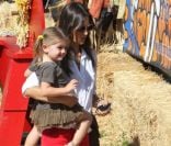 Alessandra Ambrosio s'amuse avec sa fille Anja et des amis à Mr. Bones Pumpkin Patch. Los Angeles, 17 octobre 2011