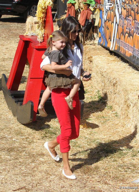 Alessandra Ambrosio s'amuse avec sa fille Anja et des amis à Mr. Bones Pumpkin Patch. Los Angeles, 17 octobre 2011