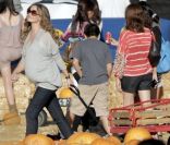 Rebecca Gayheart affiche son ventre arrondi alors qu'elle cherche une belle citrouille en famille ! Los Angeles, 17 octobre 2011