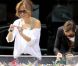 Jennifer Lopez au bras de son assistante à New York en octobre 2011 