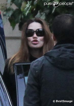 Carla Bruni et Nicolas Sarkozy sont de retour à leur hôtel particulier le dimanche 16 octobre en fin d'après-midi après un week-end à l'Elysée