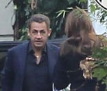 Carla Bruni et Nicolas Sarkozy (dossiers sous le bras) sont de retour à leur hôtel particulier le dimanche 16 octobre en fin d'après-midi après un week-end à l'Elysée