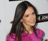 Demi Moore en avril 2010. La star est superbe de la tête aux pieds. Une silhouette superbe, une mine radieuse, elle respire la santé ! 