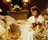 Alice est incarnée par Mia Farrow, une des femmes qui a partagé la vie du réalisateur Woody Allen 