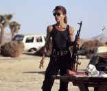 Linda Hamilton montre ses bras musclés dans Terminator 2 de James Cameron