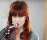 Axelle Red, <em>Un coeur comme le mien</em>, second extrait de l\'album éponyme paru le 4 avril 2011. Dans le clip, comme dans le précédent, la chanteuse belge laisse son corps exprimer ses émotions. Plus lumineuses, cette fois.