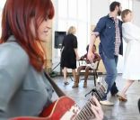 Axelle Red, <em>Un coeur comme le mien</em>, second extrait de l\'album éponyme paru le 4 avril 2011. Dans le clip, comme dans le précédent, la chanteuse belge laisse son corps exprimer ses émotions. Plus lumineuses, cette fois.