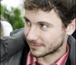 Romain Colucci, fils de Coluche, lors de l'inauguration de la place Coluche à Paris en 2006