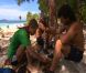 Les rouges se retrouvent autour d'un succulent repas dans Koh-Lanta Raja Ampat