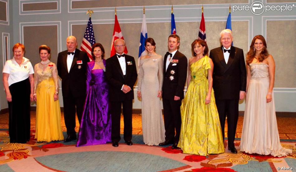 Photo de famille lors du 100e anniversaire de la Fondation Américano-Scandinave, qui a attiré royaux et chefs d'Etat de Scandinavie à New York, le 21 octobre 2011 : la présidente finlandaise Tarja Halonen, la reine Sonja, le roi Harald, la reine Silvia, le roi Carl XVI Gustaf, la princesse Mary et le prince Frederik, le président islandais et son épouse, la princesse Madeleine.