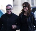 Robin Williams et Susan Schneider roucoulent à Paris pour leur voyage de noces, le 25 octobre 2011.